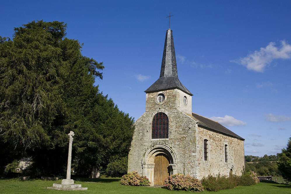 Old Church, Saint-Lunaire: Overall view, church and close with Calvary